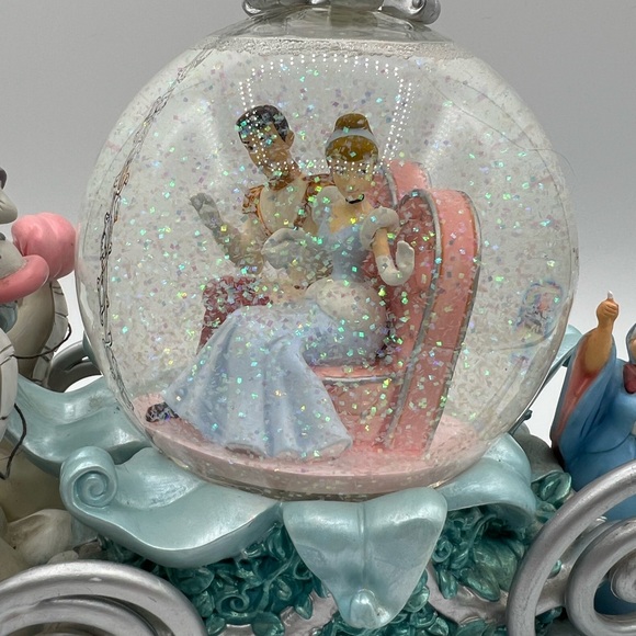 Disney  50th Anniversary Musical Snow Globe Carriage with Cinderella and Prince - Picture 4 of 17